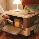 جعبه چرخ‌دار ذخیره‌سازی Naturehike مدل CNK2350XB012 جعبه چرخ‌دار ذخیره‌سازی نیچرهایک مدل CNK2350XB012 یک راهکار حرفه‌ای و چندمنظوره برای نظم‌دهی و حمل آسان تجهیزات در کمپینگ، سفرهای جاده‌ای، پیک‌نیک و حتی استفاده خانگی است. این محصول با طراحی هوشمندانه، تنها یک جعبه نگهداری نیست؛ بلکه ترکیبی از باکس ذخیره‌سازی، چمدان چرخ‌دار و میز پرتابل را در اختیار شما قرار می‌دهد. بدنه اصلی جعبه از پلی‌پروپیلن (PP) باکیفیت و بهداشتی ساخته شده که در برابر ضربه، رطوبت و فشار مقاوم بوده و بدون بو است. این ساختار امکان تحمل وزن تا ۳۰ کیلوگرم را فراهم می‌کند. ظرفیت واقعی ۴۲ لیتری جعبه فضای کافی برای نگهداری تجهیزات کمپینگ، لوازم سفر یا وسایل خودرو ایجاد می‌کند. طراحی بازشوی جانبی از دو سمت، دسترسی به محتویات داخلی را حتی در حالت چیدمان چند جعبه روی هم بسیار آسان می‌سازد. یکی از ویژگی‌های منحصربه‌فرد این مدل، قابلیت تبدیل شدن به میز است. تخته میز جداشونده به همراه چهار پایه تاشو که در محفظه داخلی جعبه قرار می‌گیرند، امکان استفاده از این محصول به‌عنوان یک میز کاربردی برای غذا، آماده‌سازی یا کار در فضای باز را فراهم می‌کنند. چرخ‌های روان و قابل جدا شدن در کنار دسته چمدانی، حمل جعبه را ساده و بدون دردسر کرده‌اند. همچنین طراحی تاشو یک‌مرحله‌ای باعث می‌شود پس از استفاده، جعبه فضای بسیار کمی اشغال کند.