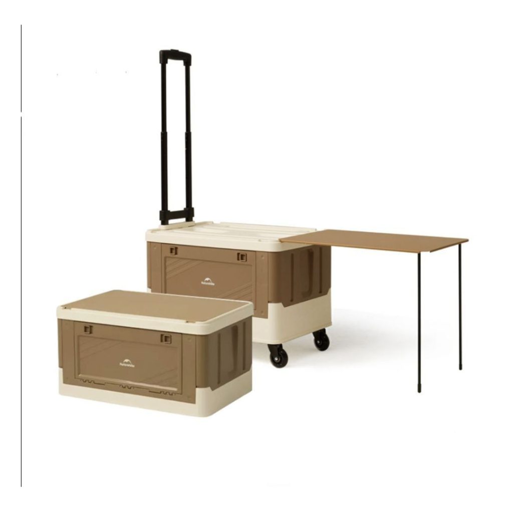 جعبه چرخ‌دار ذخیره‌سازی Naturehike مدل CNK2350XB012 جعبه چرخ‌دار ذخیره‌سازی نیچرهایک مدل CNK2350XB012 یک راهکار حرفه‌ای و چندمنظوره برای نظم‌دهی و حمل آسان تجهیزات در کمپینگ، سفرهای جاده‌ای، پیک‌نیک و حتی استفاده خانگی است. این محصول با طراحی هوشمندانه، تنها یک جعبه نگهداری نیست؛ بلکه ترکیبی از باکس ذخیره‌سازی، چمدان چرخ‌دار و میز پرتابل را در اختیار شما قرار می‌دهد. بدنه اصلی جعبه از پلی‌پروپیلن (PP) باکیفیت و بهداشتی ساخته شده که در برابر ضربه، رطوبت و فشار مقاوم بوده و بدون بو است. این ساختار امکان تحمل وزن تا ۳۰ کیلوگرم را فراهم می‌کند. ظرفیت واقعی ۴۲ لیتری جعبه فضای کافی برای نگهداری تجهیزات کمپینگ، لوازم سفر یا وسایل خودرو ایجاد می‌کند. طراحی بازشوی جانبی از دو سمت، دسترسی به محتویات داخلی را حتی در حالت چیدمان چند جعبه روی هم بسیار آسان می‌سازد. یکی از ویژگی‌های منحصربه‌فرد این مدل، قابلیت تبدیل شدن به میز است. تخته میز جداشونده به همراه چهار پایه تاشو که در محفظه داخلی جعبه قرار می‌گیرند، امکان استفاده از این محصول به‌عنوان یک میز کاربردی برای غذا، آماده‌سازی یا کار در فضای باز را فراهم می‌کنند. چرخ‌های روان و قابل جدا شدن در کنار دسته چمدانی، حمل جعبه را ساده و بدون دردسر کرده‌اند. همچنین طراحی تاشو یک‌مرحله‌ای باعث می‌شود پس از استفاده، جعبه فضای بسیار کمی اشغال کند.