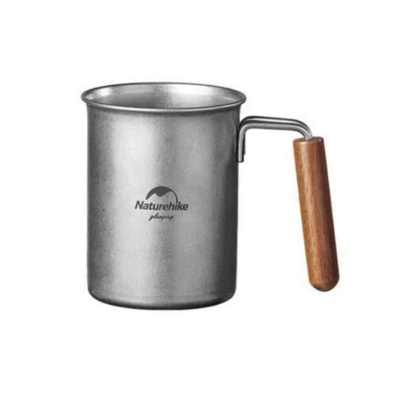 یوان استیل Naturehike مدل NH21SJ001 – حجم ۳۵۰ میلی‌لیتر برای سبک زندگی پرانرژی و فعال، دسترسی آسان به نوشیدنی‌های گرم یا سرد در طول روز اهمیت زیادی دارد. لیوان استیل نیچرهایک NH21SJ001 با طراحی ارگونومیک و متریال باکیفیت، ابزاری ایده‌آل برای نوشیدن راحت و استفاده تک‌دست در طبیعت، سفر، کمپینگ یا فعالیت‌های روزمره است. ویژگی‌های طراحی و کیفیت ساخت جنس بدنه: استیل ضدزنگ 304، کاملاً BPA-free و بی‌ضرر دسته: چوب گردوی مقاوم و ارگونومیک برای استفاده راحت طراحی مناسب برای قرارگیری در زیر اکثر قهوه‌سازها امکان استفاده تک‌دست و حمل آسان در مسیرهای طولانی مشخصات فنی حجم: ۳۵۰ میلی‌لیتر وزن: ۱۵۰ گرم ابعاد: ۹.۶ × ۷.۷ × ۱۲ سانتی‌متر کاربرد: مناسب استفاده روزمره و طبیعت‌گردی مزایا و کاربرد نوشیدن چای، قهوه یا سایر نوشیدنی‌ها با طعم اصلی و بدون تغییر مزه طراحی سبک و جمع‌وجور، مناسب برای سفر، کمپینگ یا استفاده در محیط کار ساختار مقاوم و ضدزنگ، طول عمر بالا و مقاومت در برابر ضربه و حرارت درباره برند Naturehike نیچرهایک، تأسیس‌شده در سال ۲۰۱۰، یکی از برندهای مطرح تجهیزات کمپینگ و طبیعت‌گردی است که تمرکز خود را بر تولید محصولاتی بادوام، باکیفیت و سازگار با محیط‌زیست گذاشته است. محصولات این برند، تجربه‌ای ایمن و راحت از زندگی در فضای باز را برای کاربران فراهم می‌کنند. لیوان استیل NH21SJ001 نیچرهایک انتخابی ایده‌آل برای افرادی است که می‌خواهند نوشیدنی خود را همیشه همراه داشته باشند و از تجربه‌ای راحت و ایمن در طبیعت و سفر لذت ببرند.