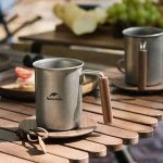 یوان استیل Naturehike مدل NH21SJ001 – حجم ۳۵۰ میلی‌لیتر برای سبک زندگی پرانرژی و فعال، دسترسی آسان به نوشیدنی‌های گرم یا سرد در طول روز اهمیت زیادی دارد. لیوان استیل نیچرهایک NH21SJ001 با طراحی ارگونومیک و متریال باکیفیت، ابزاری ایده‌آل برای نوشیدن راحت و استفاده تک‌دست در طبیعت، سفر، کمپینگ یا فعالیت‌های روزمره است. ویژگی‌های طراحی و کیفیت ساخت جنس بدنه: استیل ضدزنگ 304، کاملاً BPA-free و بی‌ضرر دسته: چوب گردوی مقاوم و ارگونومیک برای استفاده راحت طراحی مناسب برای قرارگیری در زیر اکثر قهوه‌سازها امکان استفاده تک‌دست و حمل آسان در مسیرهای طولانی مشخصات فنی حجم: ۳۵۰ میلی‌لیتر وزن: ۱۵۰ گرم ابعاد: ۹.۶ × ۷.۷ × ۱۲ سانتی‌متر کاربرد: مناسب استفاده روزمره و طبیعت‌گردی مزایا و کاربرد نوشیدن چای، قهوه یا سایر نوشیدنی‌ها با طعم اصلی و بدون تغییر مزه طراحی سبک و جمع‌وجور، مناسب برای سفر، کمپینگ یا استفاده در محیط کار ساختار مقاوم و ضدزنگ، طول عمر بالا و مقاومت در برابر ضربه و حرارت درباره برند Naturehike نیچرهایک، تأسیس‌شده در سال ۲۰۱۰، یکی از برندهای مطرح تجهیزات کمپینگ و طبیعت‌گردی است که تمرکز خود را بر تولید محصولاتی بادوام، باکیفیت و سازگار با محیط‌زیست گذاشته است. محصولات این برند، تجربه‌ای ایمن و راحت از زندگی در فضای باز را برای کاربران فراهم می‌کنند. لیوان استیل NH21SJ001 نیچرهایک انتخابی ایده‌آل برای افرادی است که می‌خواهند نوشیدنی خود را همیشه همراه داشته باشند و از تجربه‌ای راحت و ایمن در طبیعت و سفر لذت ببرند.